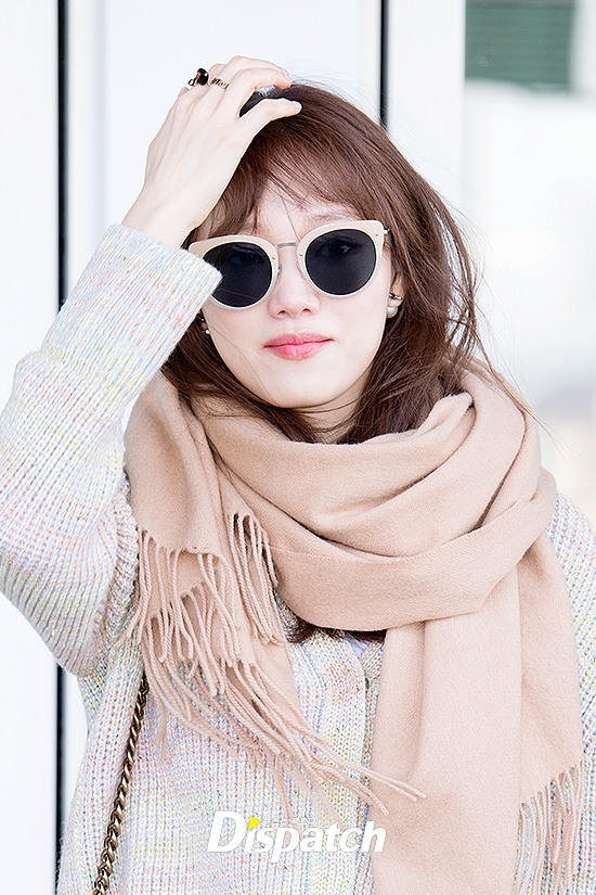 Lee Sung Kyung gây 'bão' với phong cách thời thượng tại sân bay