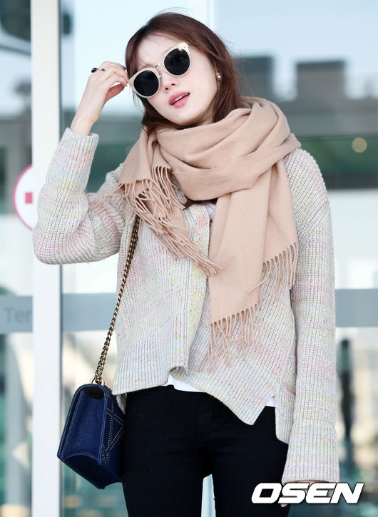 Lee Sung Kyung gây 'bão' với phong cách thời thượng tại sân bay