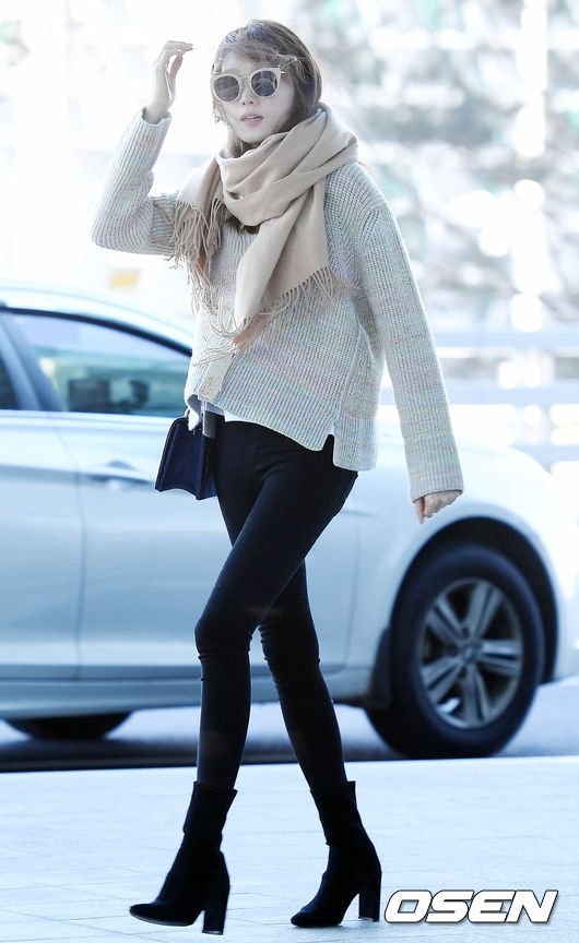 Lee Sung Kyung gây 'bão' với phong cách thời thượng tại sân bay