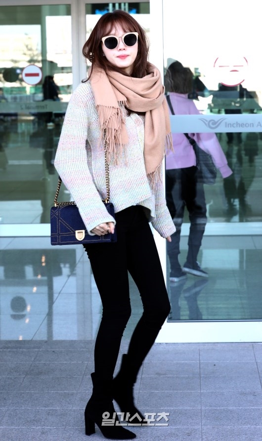 Lee Sung Kyung gây 'bão' với phong cách thời thượng tại sân bay