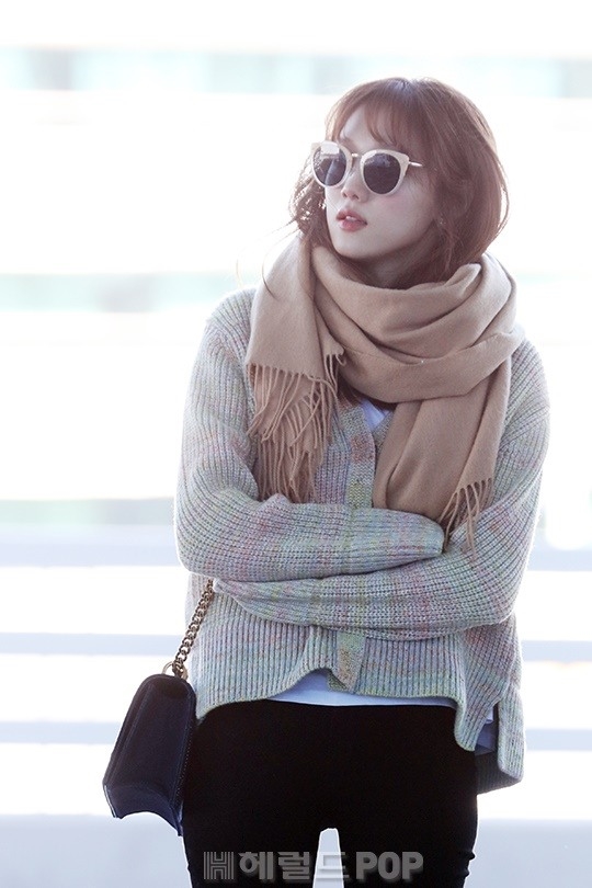 Lee Sung Kyung gây 'bão' với phong cách thời thượng tại sân bay