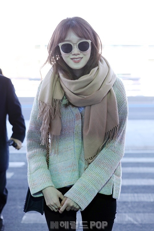Lee Sung Kyung gây 'bão' với phong cách thời thượng tại sân bay