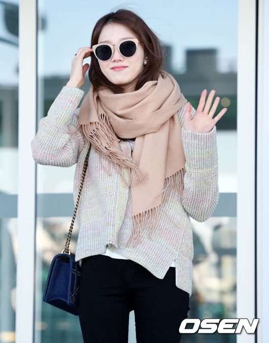 Lee Sung Kyung gây 'bão' với phong cách thời thượng tại sân bay