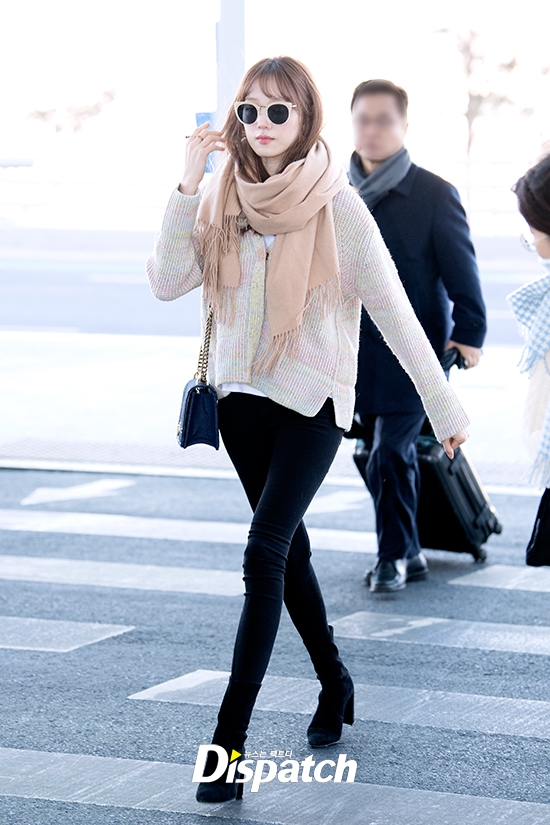 Lee Sung Kyung gây 'bão' với phong cách thời thượng tại sân bay