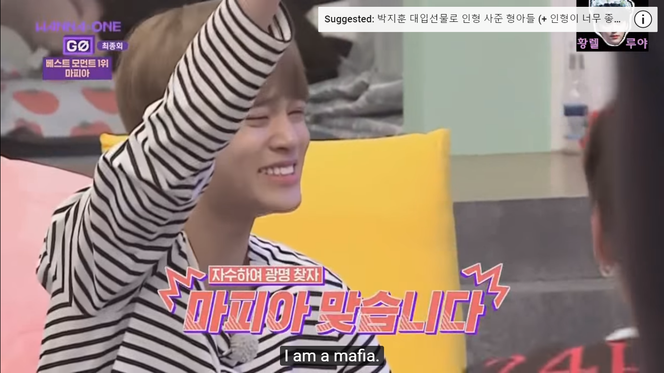 Chết cười lý do Wanna One úp mặt xuống bàn như bị phạt ở SMA