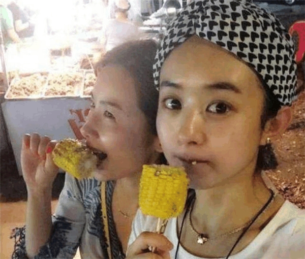 Triệu Lệ Dĩnh mặt mộc cùng ba xuống phố