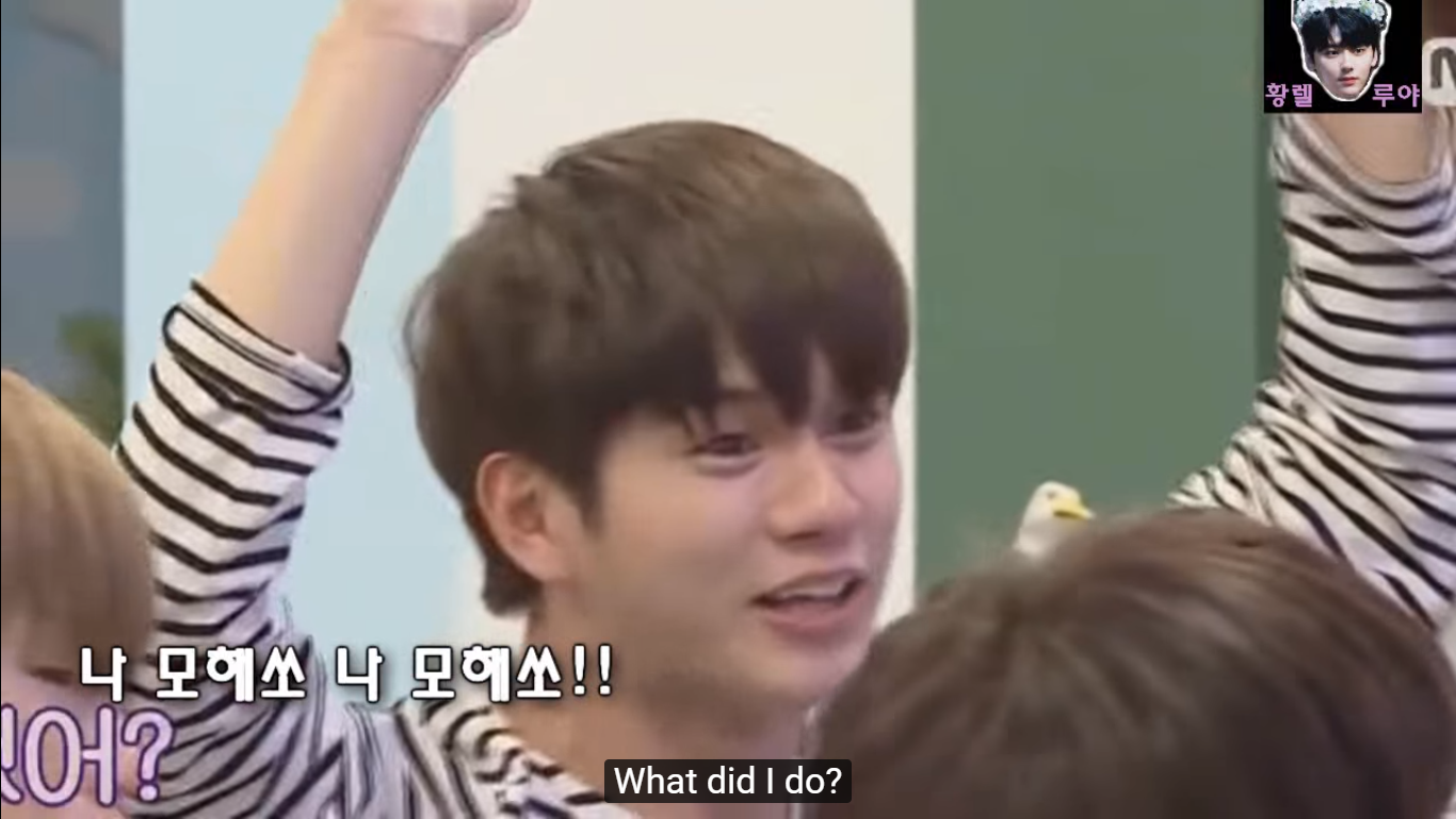 Chết cười lý do Wanna One úp mặt xuống bàn như bị phạt ở SMA