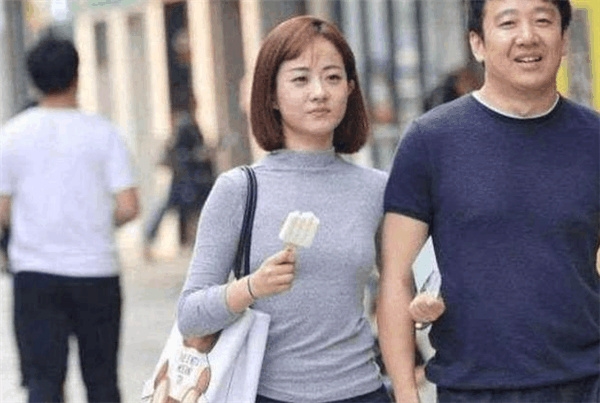 Triệu Lệ Dĩnh mặt mộc cùng ba xuống phố