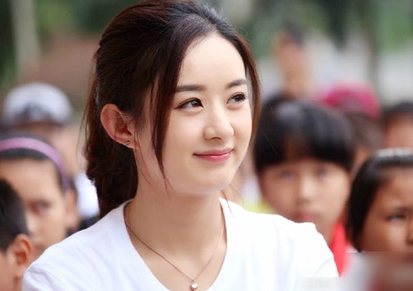 Triệu Lệ Dĩnh mặt mộc cùng ba xuống phố