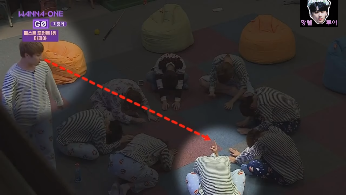 Chết cười lý do Wanna One úp mặt xuống bàn như bị phạt ở SMA