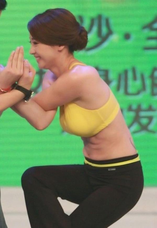 Những lần mỹ nhân Hoa ngữ ngượng đỏ mặt vì lộ vòng 2 đẫy đà, lỏng lẻo