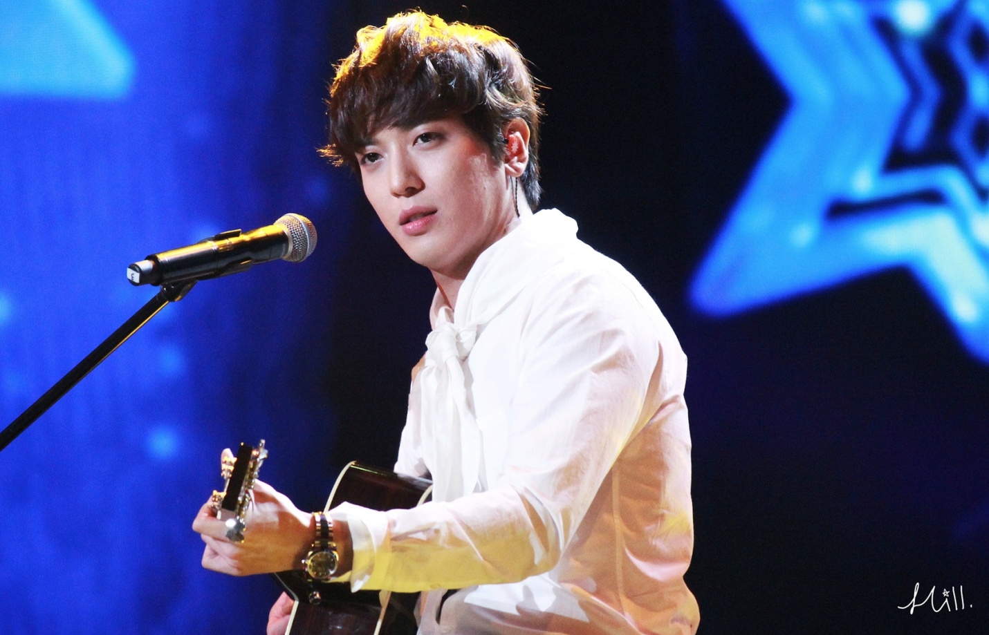 Jung Yong Hwa hủy hết concert chuẩn bị nhập ngũ gấp hậu scandal