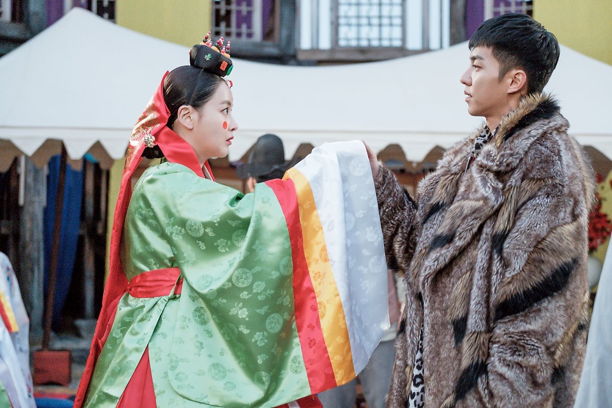 Tam Tạng Oh Yeon Soo lộng lẫy trong váy cưới