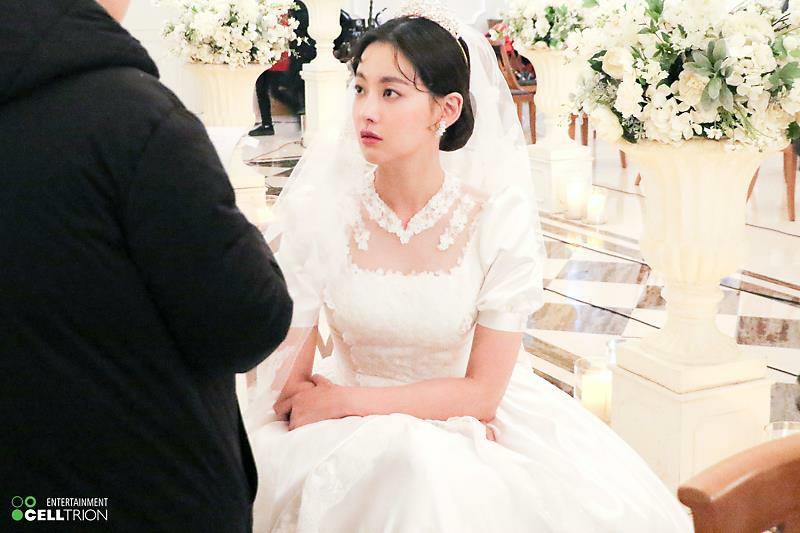 Tam Tạng Oh Yeon Soo lộng lẫy trong váy cưới