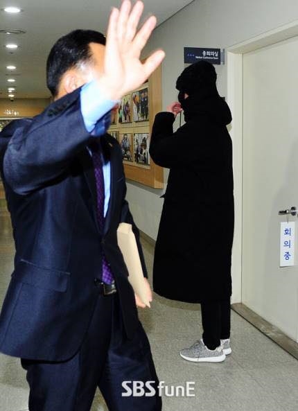 T.O.P bịt kín như ninja trong ngày đầu tiên trở lại thực hiện nghĩa vụ