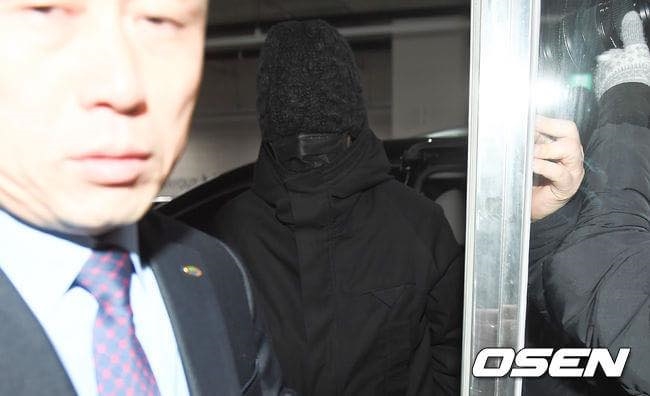 T.O.P bịt kín như ninja trong ngày đầu tiên trở lại thực hiện nghĩa vụ