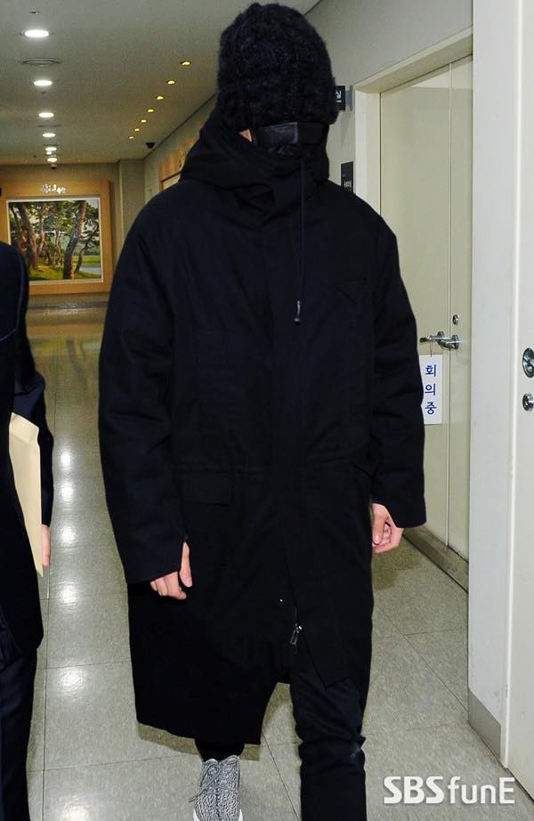 T.O.P bịt kín như ninja trong ngày đầu tiên trở lại thực hiện nghĩa vụ