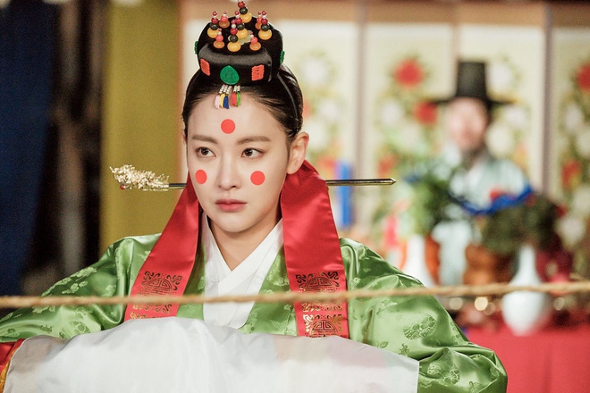 Tam Tạng Oh Yeon Soo lộng lẫy trong váy cưới