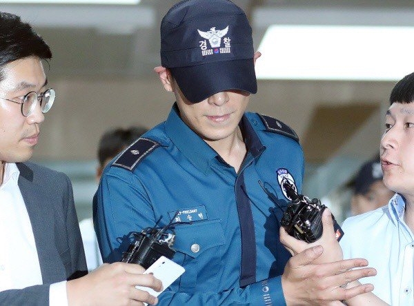 T.O.P bịt kín như ninja trong ngày đầu tiên trở lại thực hiện nghĩa vụ