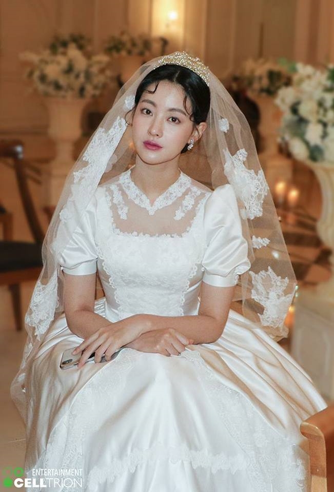 Tam Tạng Oh Yeon Soo lộng lẫy trong váy cưới