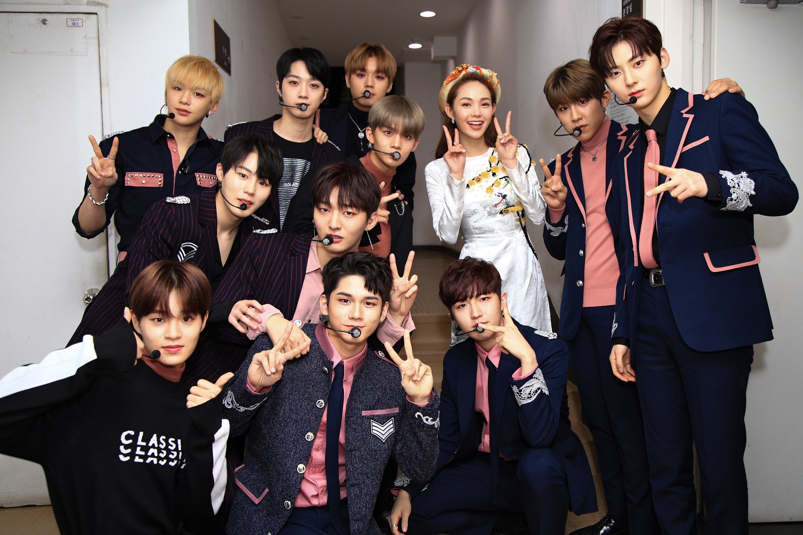 Chụp ảnh thân thiết với Wanna One, Minh Hằng lại bị dân mạng cười khẩy
