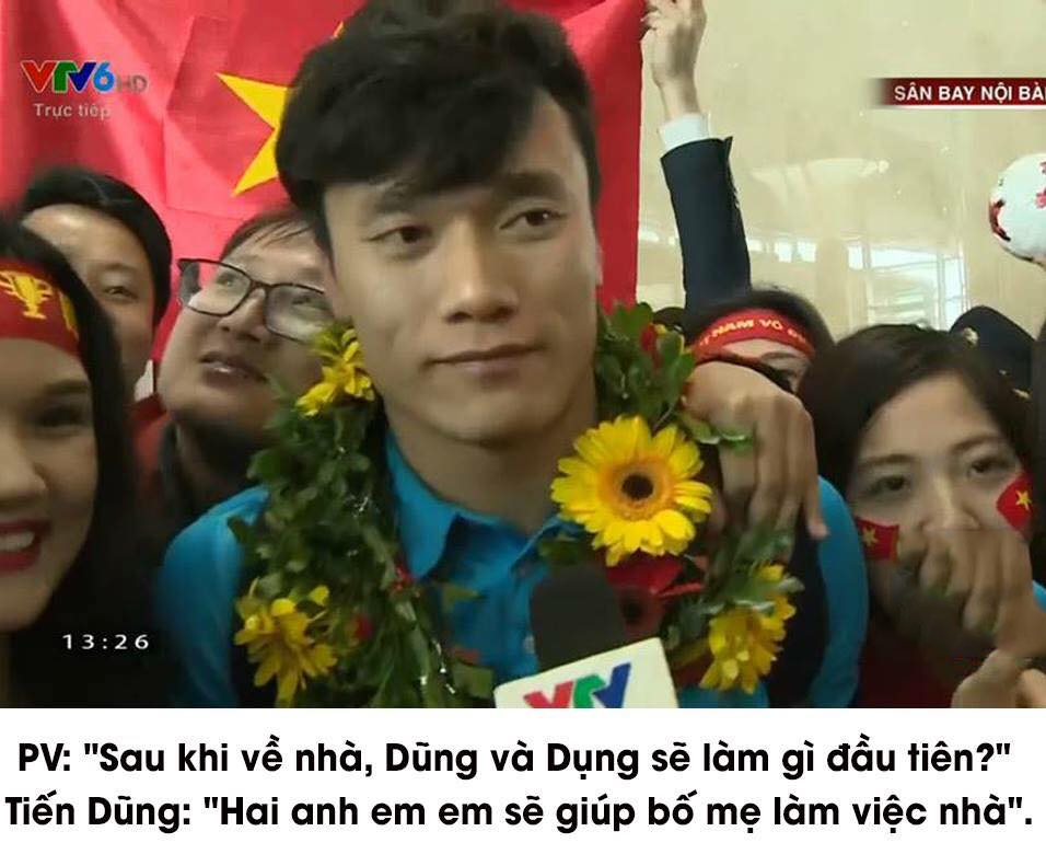 U23 VN: người cầm bưởi chạy trốn fan cuồng, người bán mặt nạ
