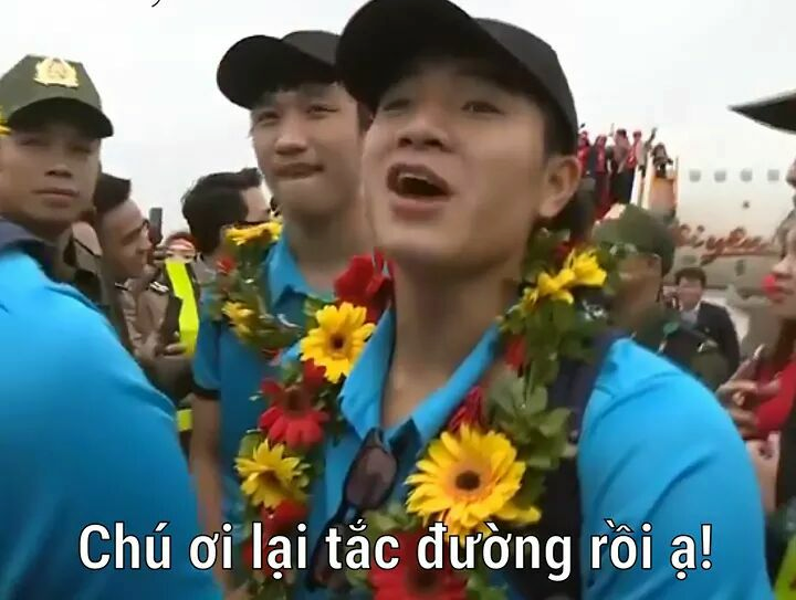 U23 VN: người cầm bưởi chạy trốn fan cuồng, người bán mặt nạ