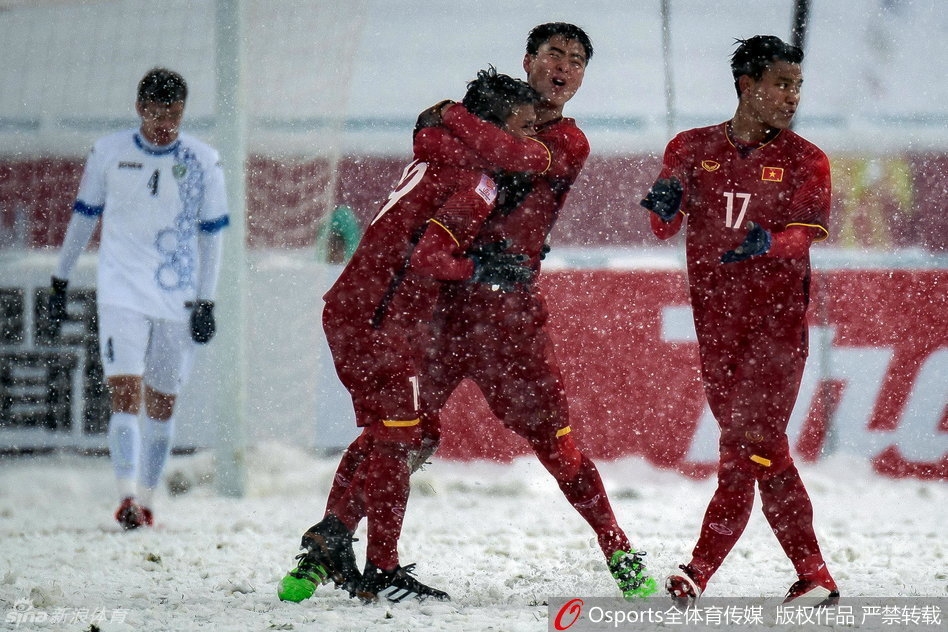 Khoảnh khắc đẹp đến nao lòng của U23 Việt Nam trong màn tuyết trắng