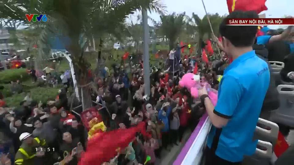 U23 VN: người cầm bưởi chạy trốn fan cuồng, người bán mặt nạ