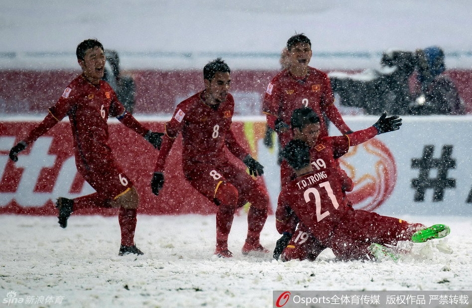 Khoảnh khắc đẹp đến nao lòng của U23 Việt Nam trong màn tuyết trắng