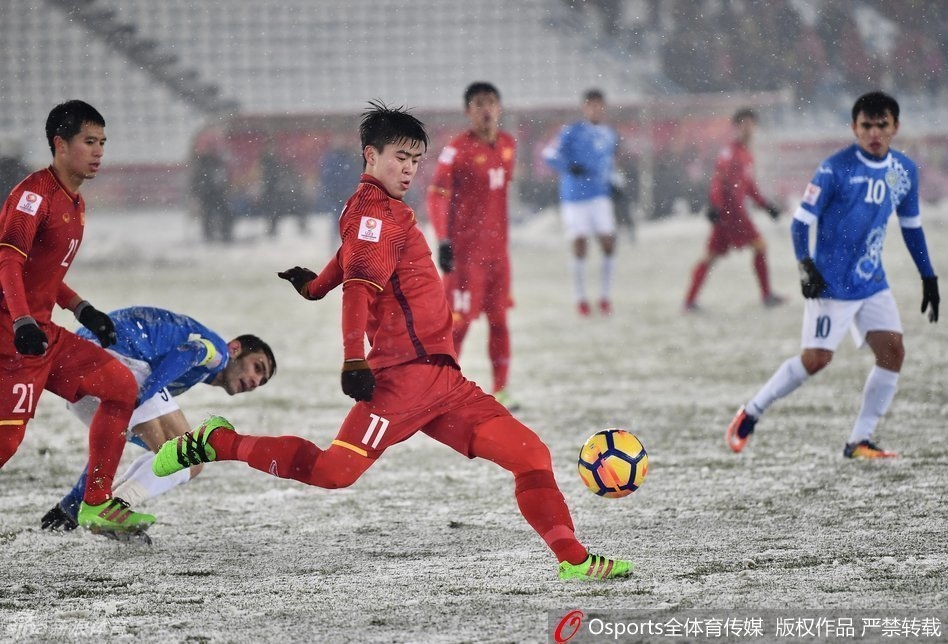 Khoảnh khắc đẹp đến nao lòng của U23 Việt Nam trong màn tuyết trắng