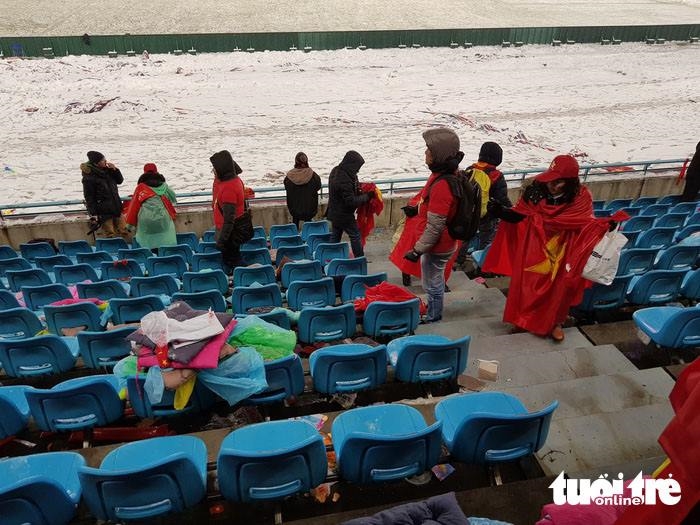 Cổ động viên Việt Nam Fair Play nhất châu Á khi dọn rác trên sân bóng