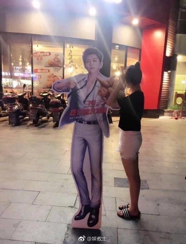 Hội fan girl thi nhau vác standee Lộc Hàm về nhà