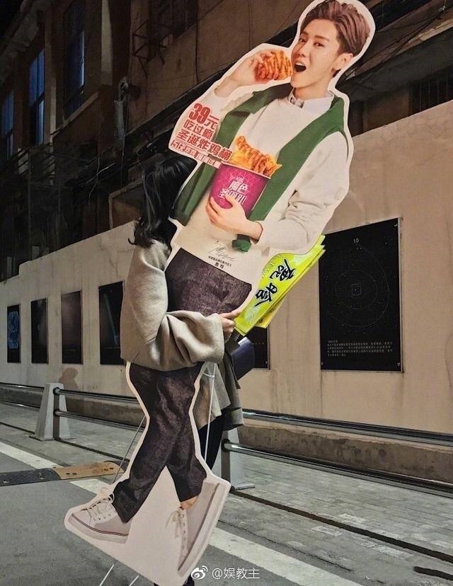 Hội fan girl thi nhau vác standee Lộc Hàm về nhà