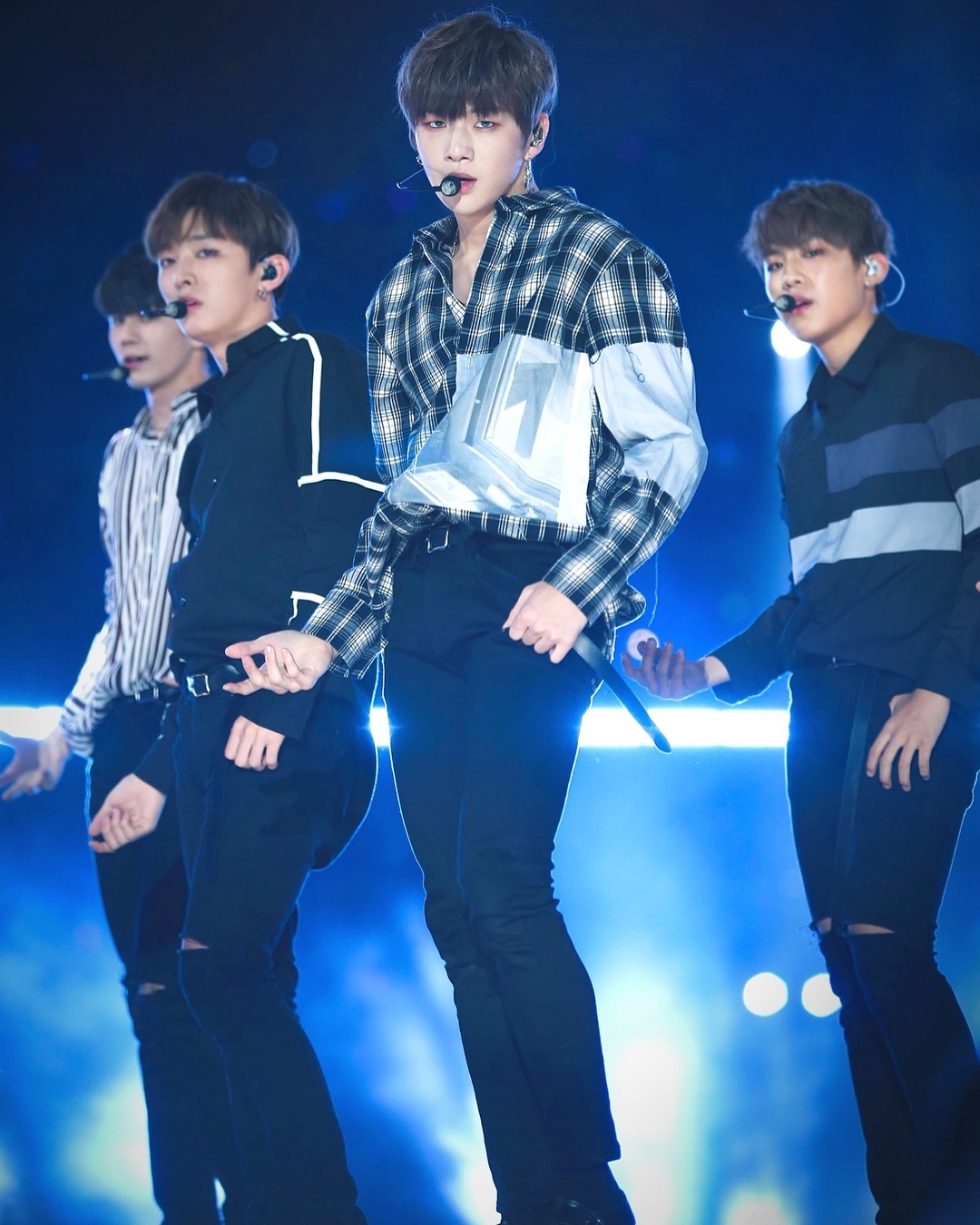 Nổi tiếng là vậy, Kang Daniel vẫn bị tiền bối “xa lánh” vì 1 lý do