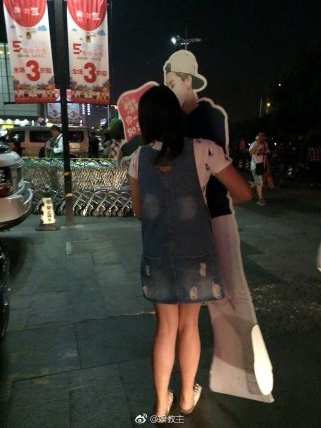 Hội fan girl thi nhau vác standee Lộc Hàm về nhà