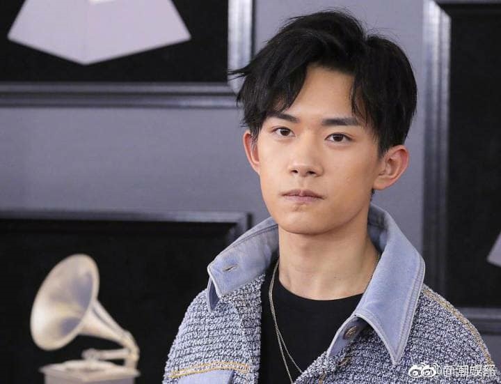 Fan lo lắng vì Dịch Dương Thiên Tỉ đăng Instagram với lời lẽ khó hiểu