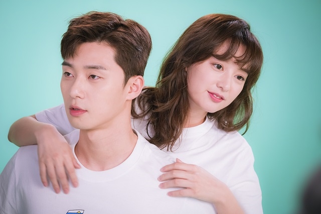 Hình mẫu lý tưởng của Kim Ji Won là một tài tử U50