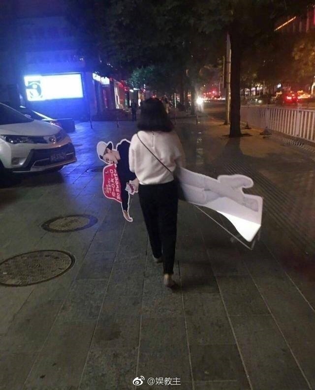 Hội fan girl thi nhau vác standee Lộc Hàm về nhà