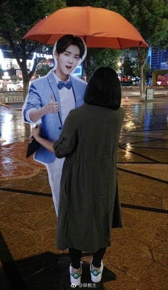 Hội fan girl thi nhau vác standee Lộc Hàm về nhà