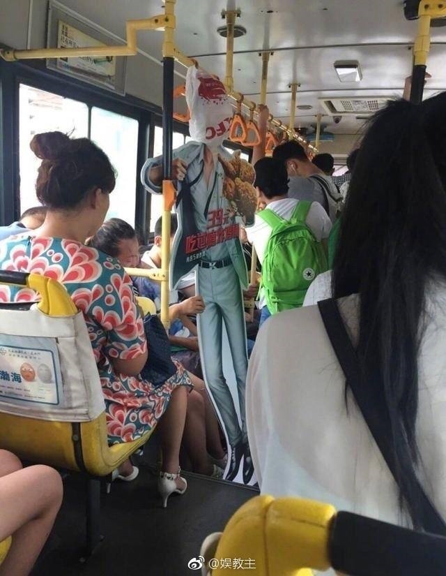 Hội fan girl thi nhau vác standee Lộc Hàm về nhà