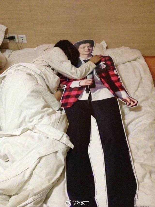 Hội fan girl thi nhau vác standee Lộc Hàm về nhà