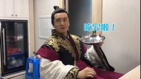 Ăn rau ở phim trường Huỳnh Hiểu Minh bị fan đem ra chế ảnh