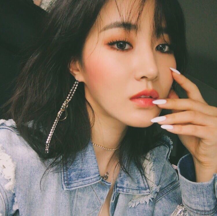 Hết Taeyeon, đến Yuri cũng bị ném đá vì gương mặt khác lạ