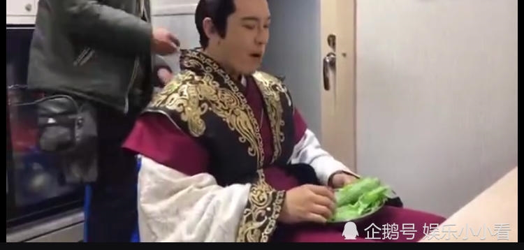 Ăn rau ở phim trường Huỳnh Hiểu Minh bị fan đem ra chế ảnh
