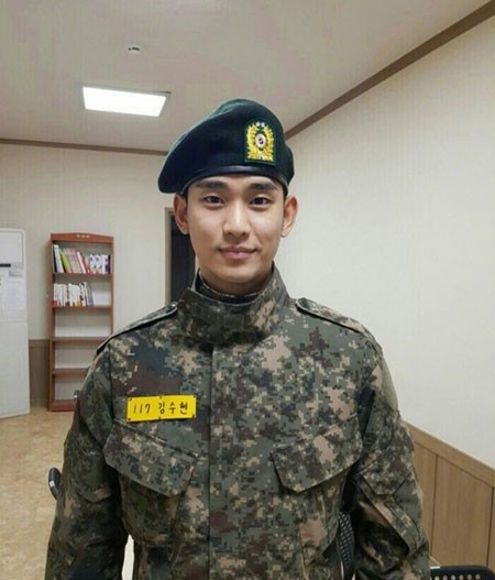Kim Soo Hyun khiến fan xuýt xoa vì mặc quân phục quá điển trai