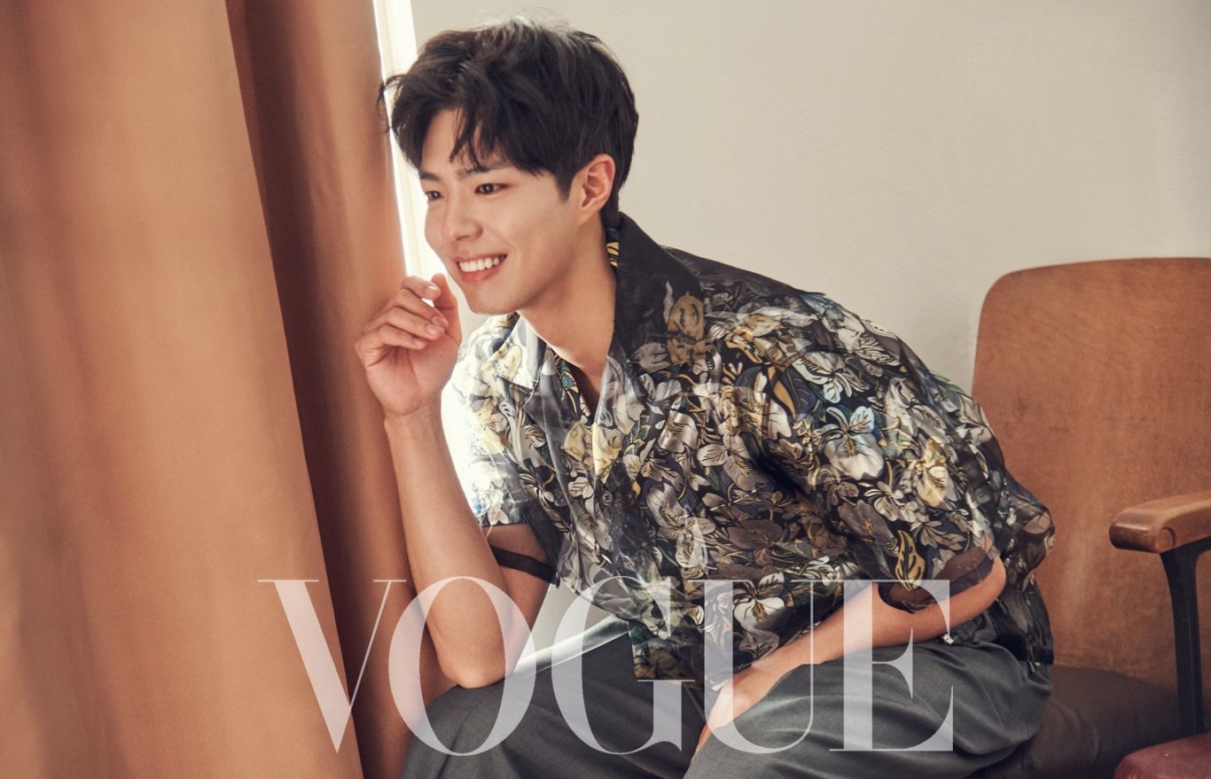 Park Bo Gum khoe vẻ đẹp mỹ nam rạng ngời trên tạp chí mới