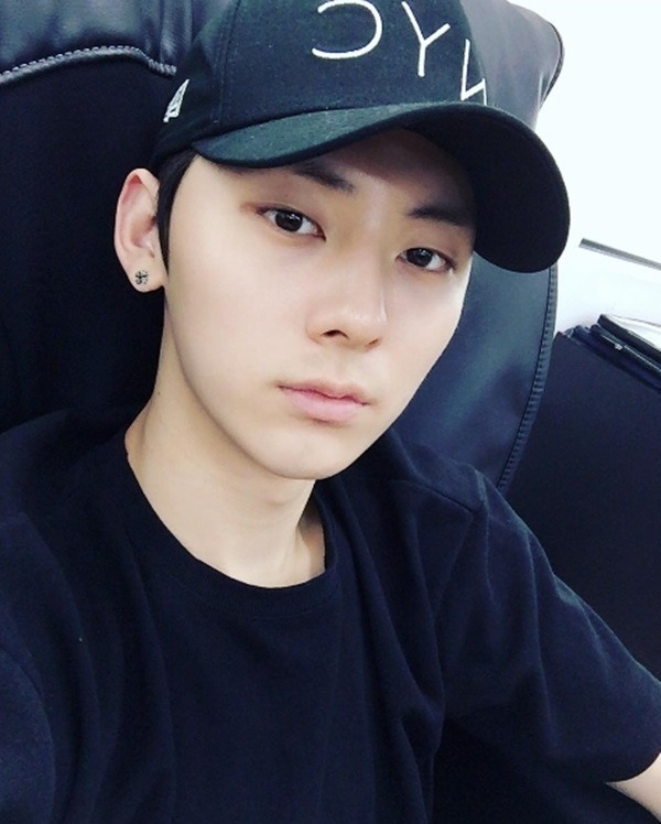 Muôn kiểu mặt mộc của những nam thần Kpop