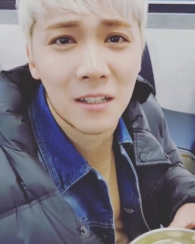 Lee Hong Ki gửi lời cảm ơn Park Shin Hye gửi xe cà phê tới ủng hộ