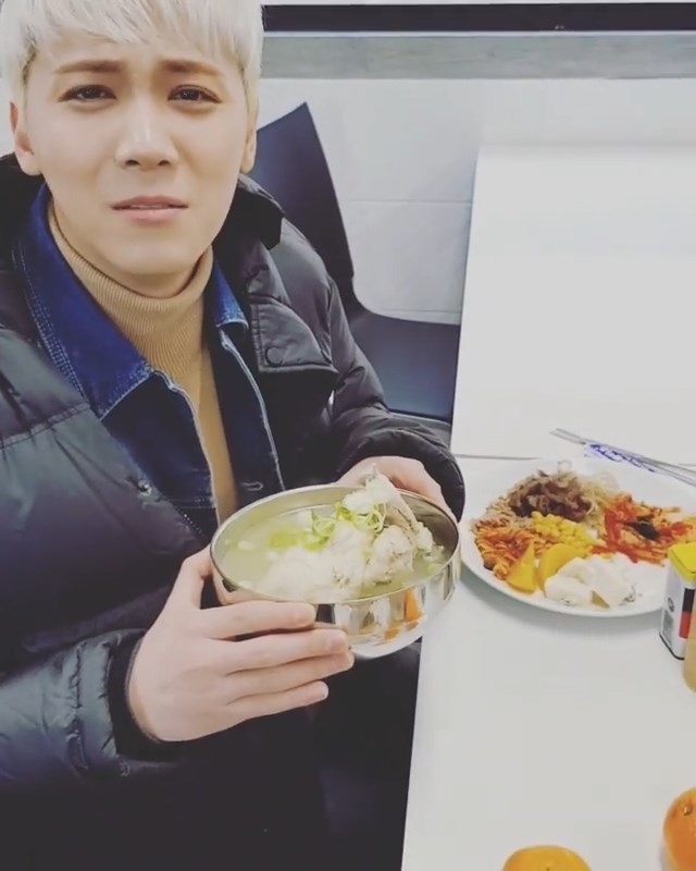 Lee Hong Ki gửi lời cảm ơn Park Shin Hye gửi xe cà phê tới ủng hộ